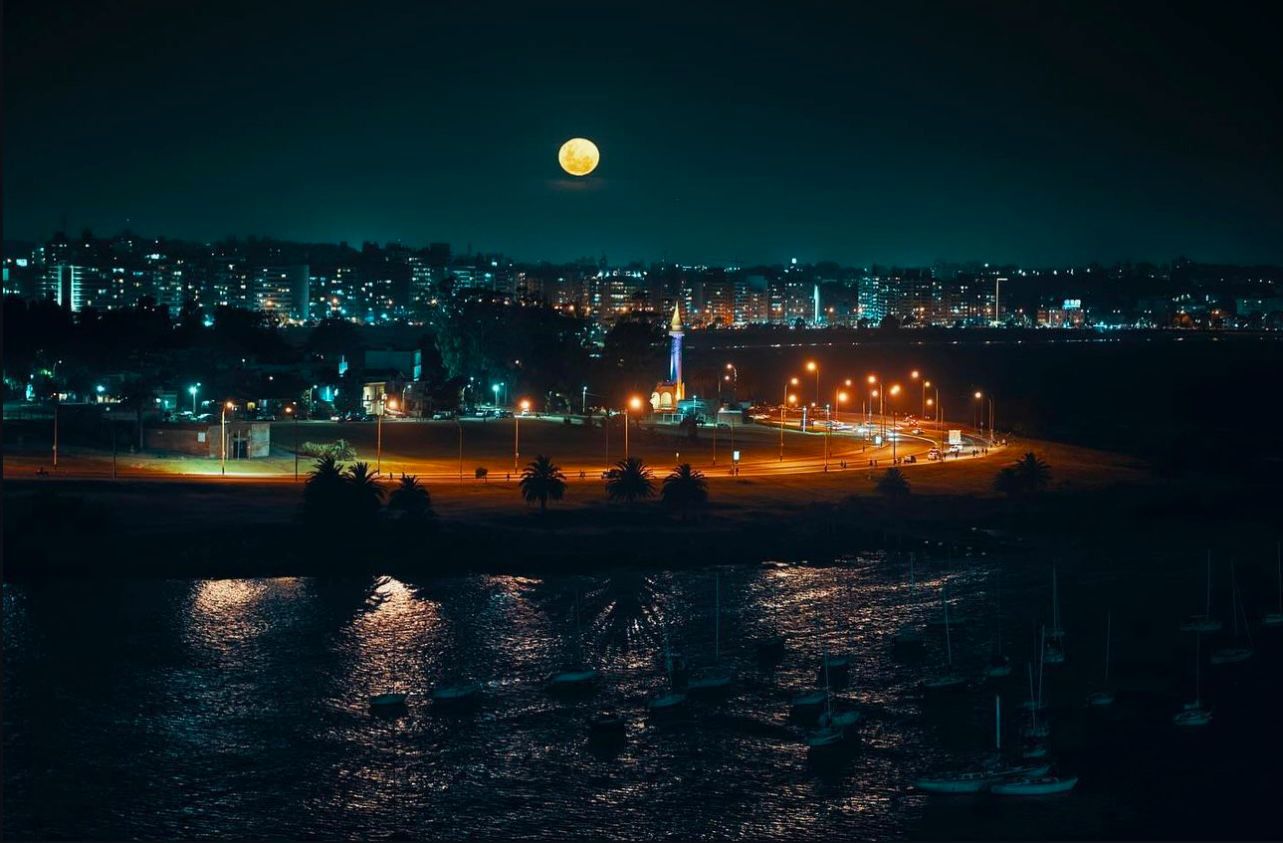 Luna sobre Buceo